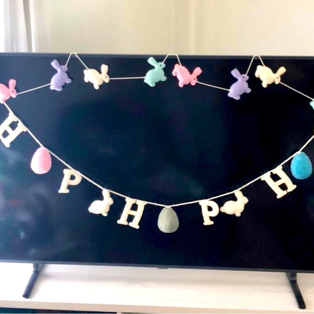 EASTER BANNERS, set 2 says Hoppy with a wool string of eggs and bunnies new